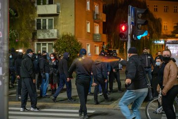 alezrg16's tweet photo. @mmagierowski @tvp_info Mareczku. A co mają pisać, jeśli przy milczącej zgodzie @AndrzejDuda jego prezes wysyła naziolskie bojówki na bezbronne kobiety? 
Mają krzyczeć: "Tylko prezes", "Wielbię PIS" czy "Kobiety do garów i rodzenia"?
#ToJestWojna #ProtestKobiet https://t.co/yipVcJ1CTT