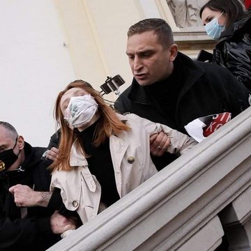 alezrg16's tweet photo. @mmagierowski @tvp_info Mareczku. A co mają pisać, jeśli przy milczącej zgodzie @AndrzejDuda jego prezes wysyła naziolskie bojówki na bezbronne kobiety? 
Mają krzyczeć: "Tylko prezes", "Wielbię PIS" czy "Kobiety do garów i rodzenia"?
#ToJestWojna #ProtestKobiet https://t.co/yipVcJ1CTT