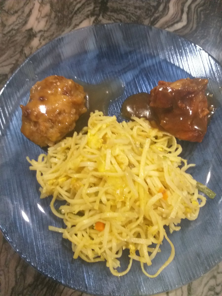 OdiaFemmeforte's tweet photo. #dinner.#food #simplehomemade chowmin, veg manchurian, chicken manchurian. https://t.co/7NXKzYIdWg