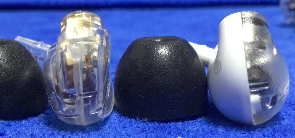 shurelovejp's tweet image. 2ドライバーのaonic4とSE425のハウジング比較をしてみました。　DDを積んでいるaonicが丸みをおびています。装着感はaonicの方が私は好きかな。
#SHURE #aonic #SE425