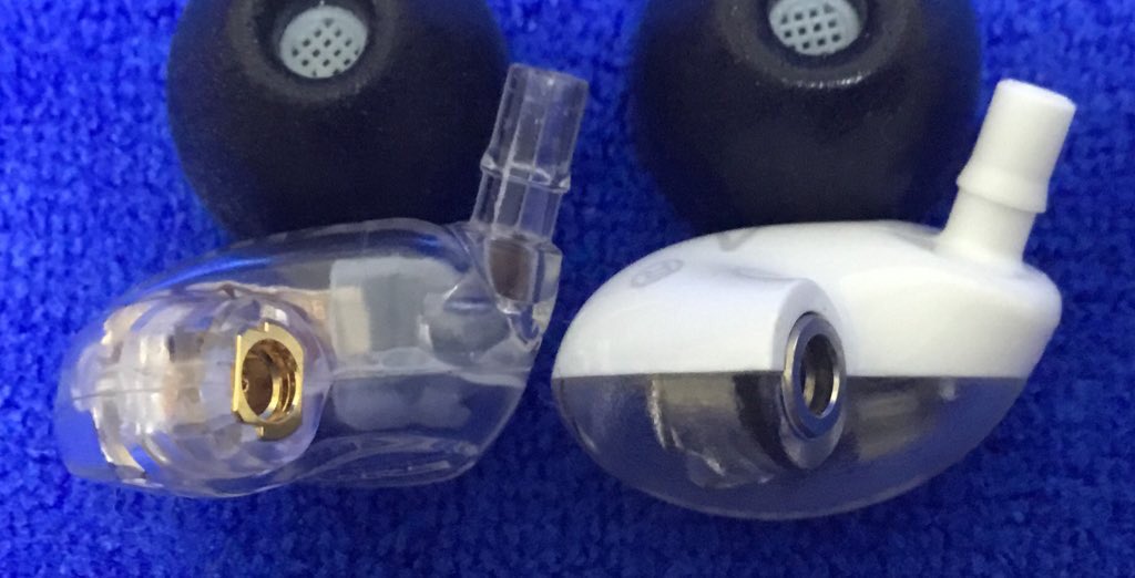 shurelovejp's tweet image. 2ドライバーのaonic4とSE425のハウジング比較をしてみました。　DDを積んでいるaonicが丸みをおびています。装着感はaonicの方が私は好きかな。
#SHURE #aonic #SE425