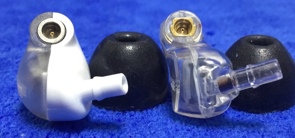 shurelovejp's tweet image. 2ドライバーのaonic4とSE425のハウジング比較をしてみました。　DDを積んでいるaonicが丸みをおびています。装着感はaonicの方が私は好きかな。
#SHURE #aonic #SE425