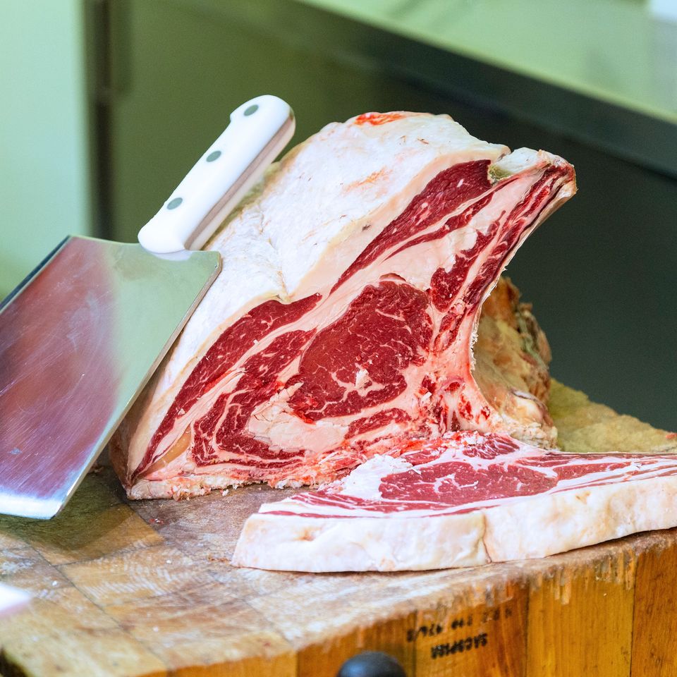 vareacarnes's tweet photo. 😈Nuestro chuletón 🥩de vaca madurada de 60 días, de los Montes de Toledo, cada día tiene más fans que le adoran.  #ChuletonDeMiedo #Halloween #Valencia #carne https://t.co/ARyQ90aPmE