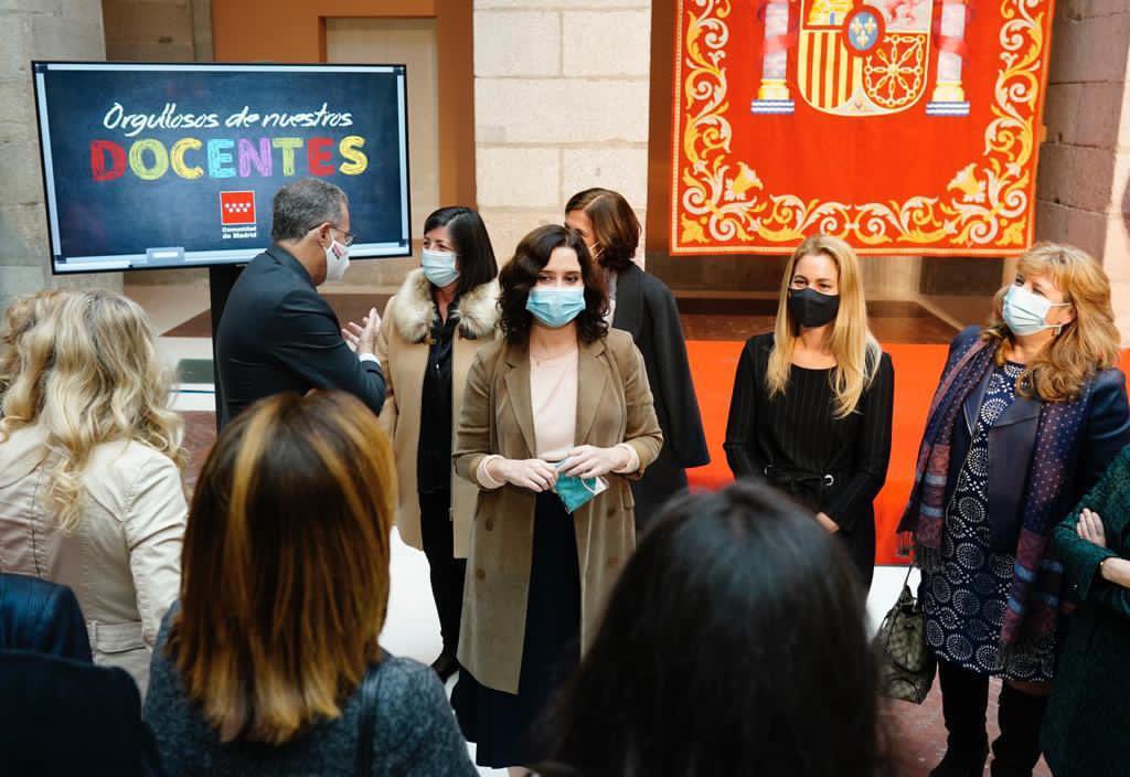 IdiazAyuso's tweet photo. Gracias al gran trabajo de los profesionales de la Educación en el curso más difícil de la historia, y también a los alumnos por su esfuerzo e ilusión. 

Es por vuestra responsabilidad que hoy todos los centros de @ComunidadMadrid siguen abiertos. 

Sois un ejemplo. https://t.co/CDizbH9B3q