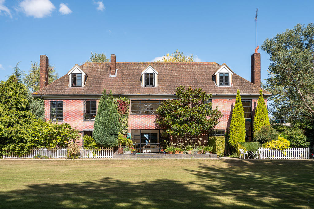 alexandergreens's tweet photo. Recognise this?  You'd need to be of a certain age 😊 Check out why this property is famous on our website. ➡️➡️ https://t.co/99qDZFpuXT #justforfun #alexthefrog #cambridge #celebrityhomes #rightmove #lettings #hmobest #tenants #landlords #zigandzag https://t.co/C8vqNFVbLe