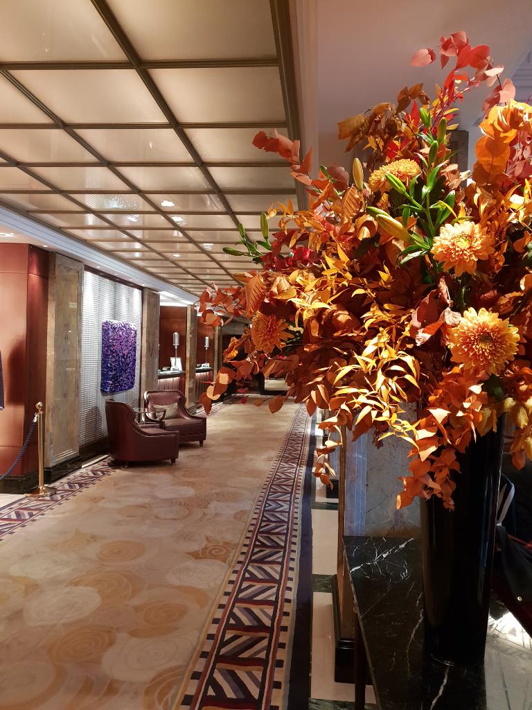 Mayfair is in full Autumn bloom #WestburyMayfair #autumnflowers #hotellobby #hotellondon #stillatraveler #lobbyflowers #autumninlondon #luxurytravelandhotels