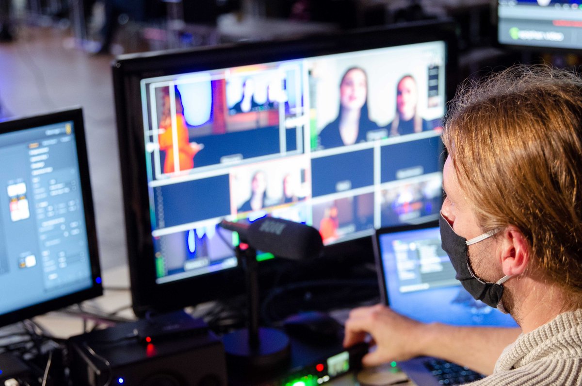 NewsRoom_HAWK's tweet photo. 120 Studierende der #HAWK können sich in diesem Jahr über ein #Deutschlandstipendium freuen. Die Feier für die Stipendiatinnen und Stipendiaten und ihre Fördernden fand dieses mal virtuell statt. Alle Videos und Infos: https://t.co/jB5jLTXnNT #hawkconnected https://t.co/qChu6IyWZa