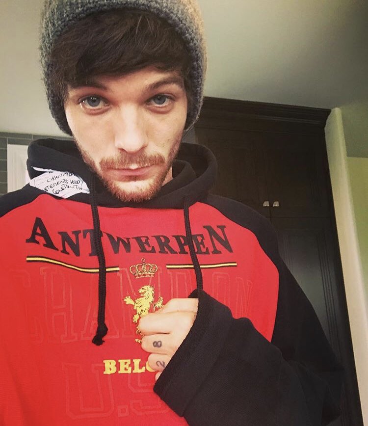every selfie on louis’ instagram because i miss him; a surprisingly long thread (in chronological order)