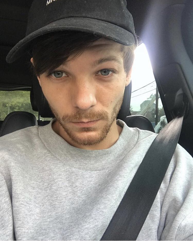 every selfie on louis’ instagram because i miss him; a surprisingly long thread (in chronological order)