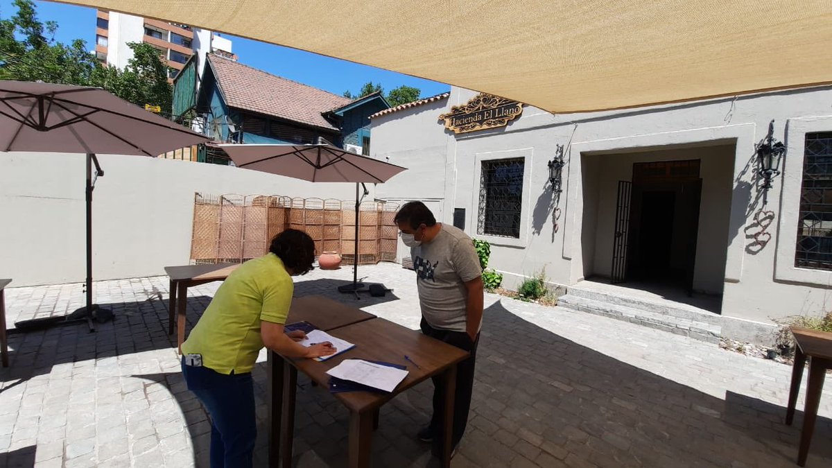 SanMiguel_CL's tweet photo. Equipo Municipal en terreno entregando protocolo Covid -19 a locales del rubro gastronómico en preparación avance fase 3 del Plan Paso a Paso #EntreTodosNosCuidamos https://t.co/x6o7jLOeAg