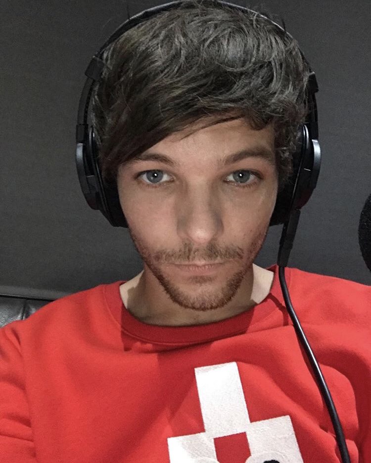 every selfie on louis’ instagram because i miss him; a surprisingly long thread (in chronological order)