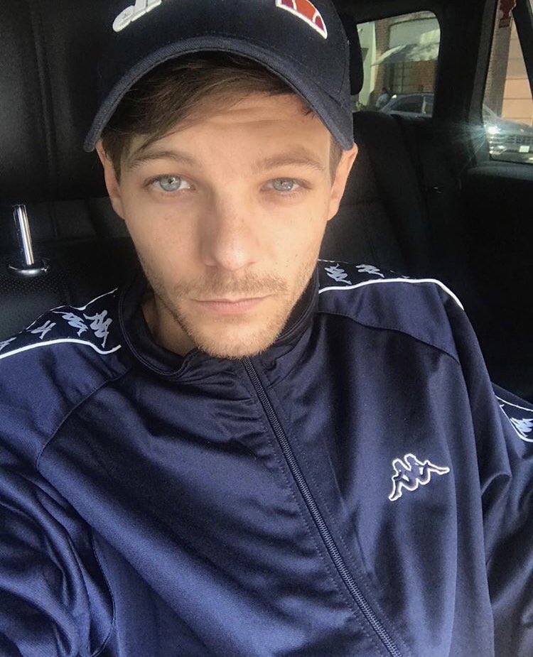 every selfie on louis’ instagram because i miss him; a surprisingly long thread (in chronological order)