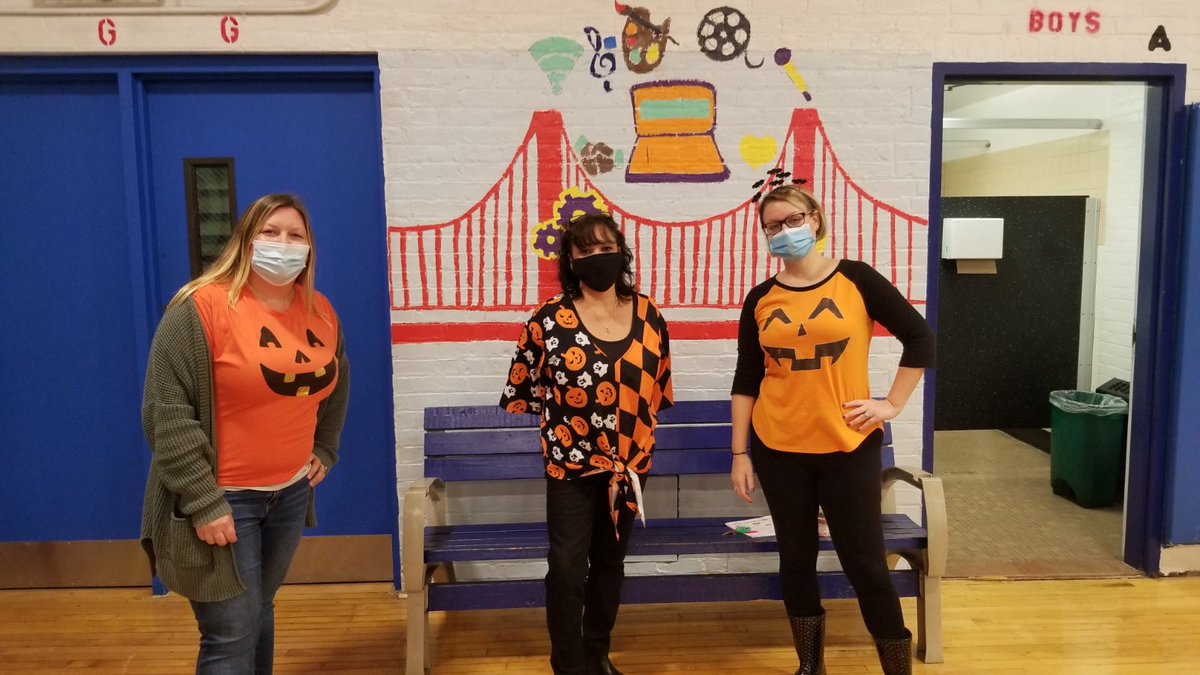 Pumpkins are everywhere at 196WBMS! #HappyHalloween 
<a href="/UFT/">UFT</a> <a href="/UCS_UFT/">United Community Schools</a> <a href="/SuptWinnickiD14/">Alicja Winnicki</a> @ExecSuptKWatts <a href="/FollowCSA/">CSA</a>