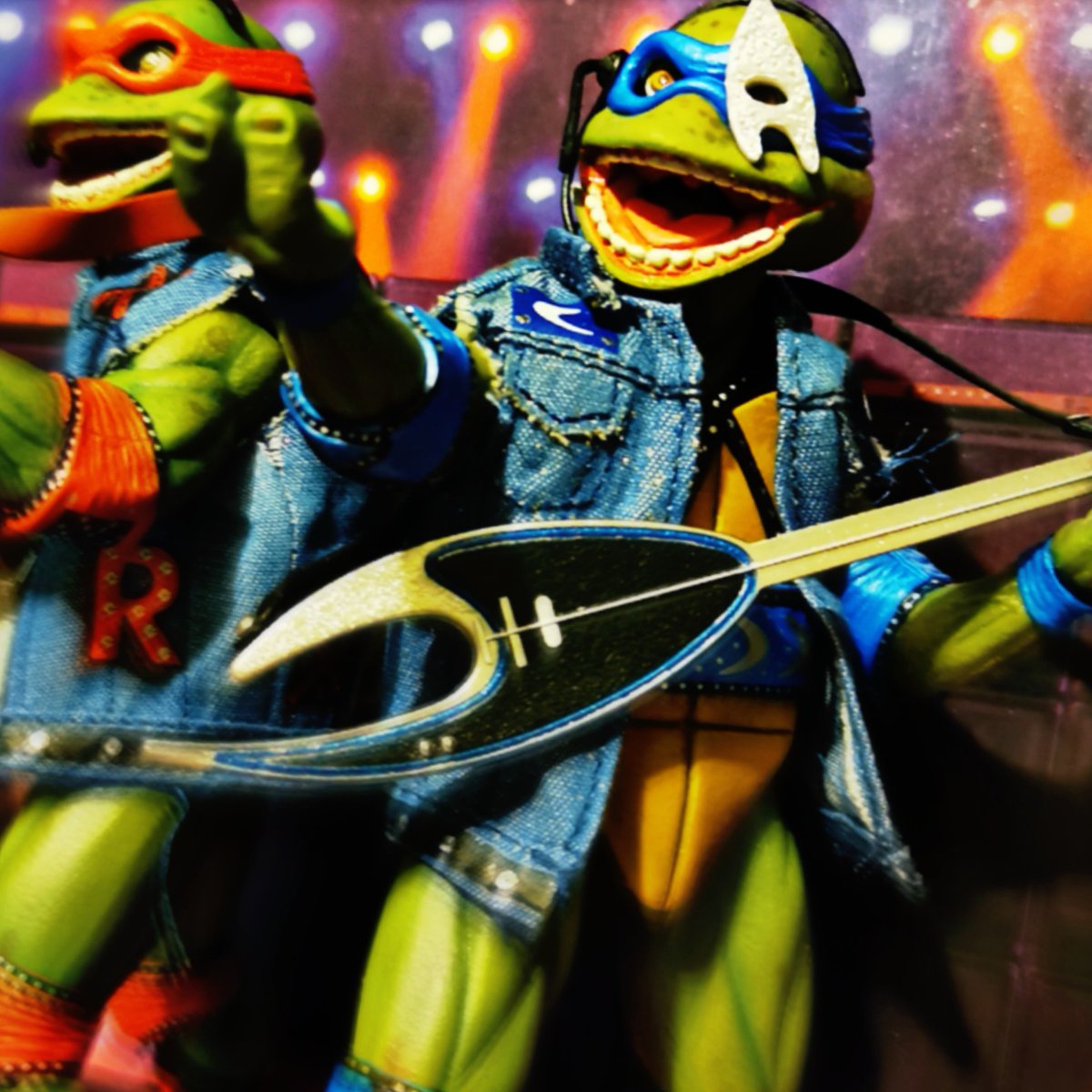ArkeoToys's tweet photo. 🎶"And a Pizza with Pepperoni!" 🎅
Dernier concert avant le reconfinement !
Merci @NECA_TOYS
(et par pitié, envoie sa preco à @StephaneLapuss, tu va le rendre fou)
#TMNT #mutagentour #tortuesninja https://t.co/bI3DCalJFq
