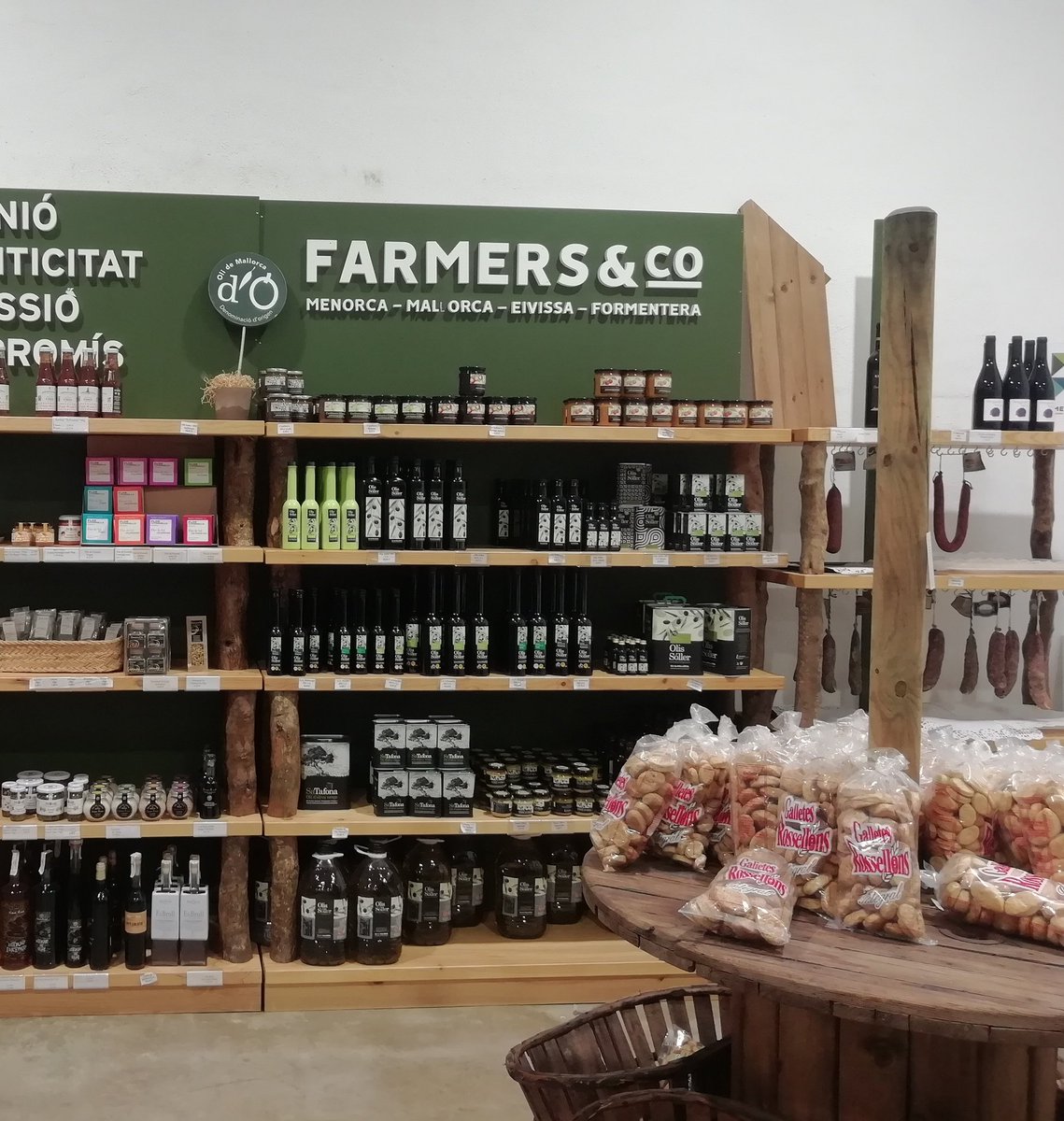 connie_fg's tweet photo. Visitando a la Cooperativa de Sóller. Gracias @JeroBonafe por vuestra atención y amabilidad! @coopsoller @CoopAgroIB @agripool @acodea_ #agripool https://t.co/K3DKcIVXVc