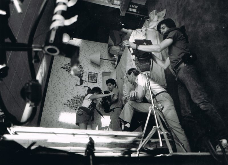 HorrorCarnival's tweet image. Wes Craven, Amanda Wyss, and crew filming the rotating bedroom scene from the 1984 film A Nightmare on Elm Street.