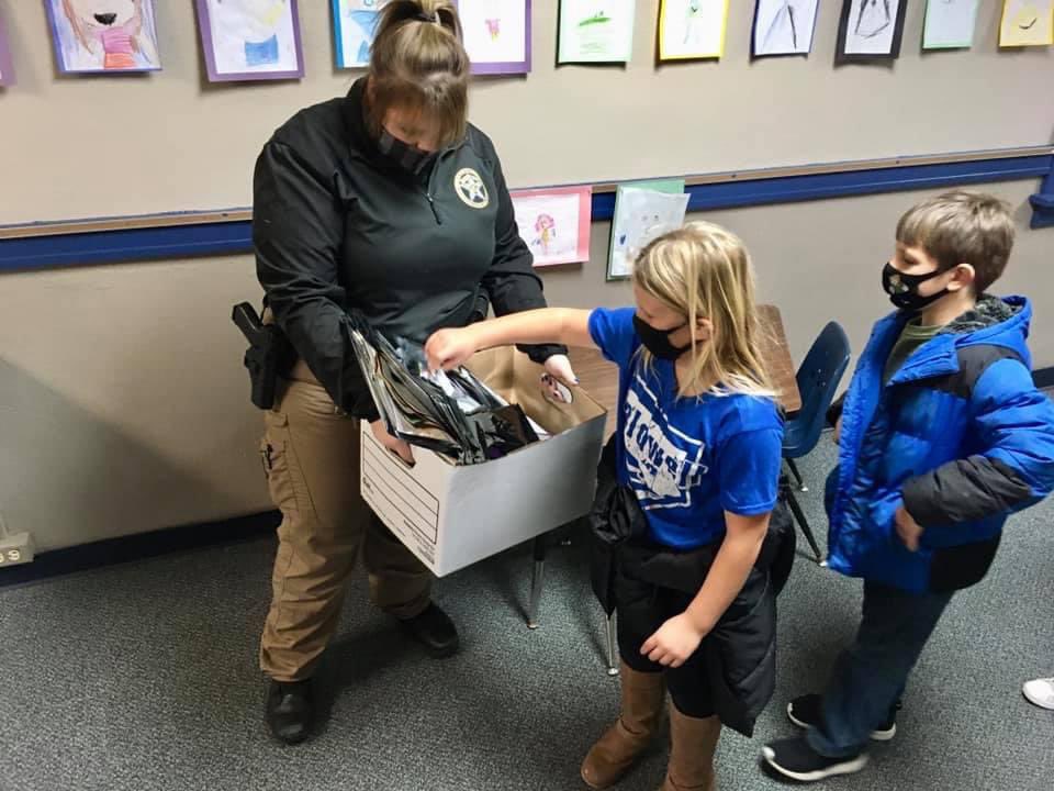 aferris92's tweet photo. Caldwell SAFE provided reflective trick or treat bags and glow in the dark bracelets/necklaces for the pre-k and elementary which give way to a safer Halloween night as it allows kids to be seen by cars passing by. 

Have a safe and fun Halloween!🎃👻
#SAFE https://t.co/DwC9kwipus