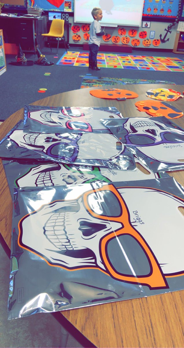 aferris92's tweet photo. Caldwell SAFE provided reflective trick or treat bags and glow in the dark bracelets/necklaces for the pre-k and elementary which give way to a safer Halloween night as it allows kids to be seen by cars passing by. 

Have a safe and fun Halloween!🎃👻
#SAFE https://t.co/DwC9kwipus