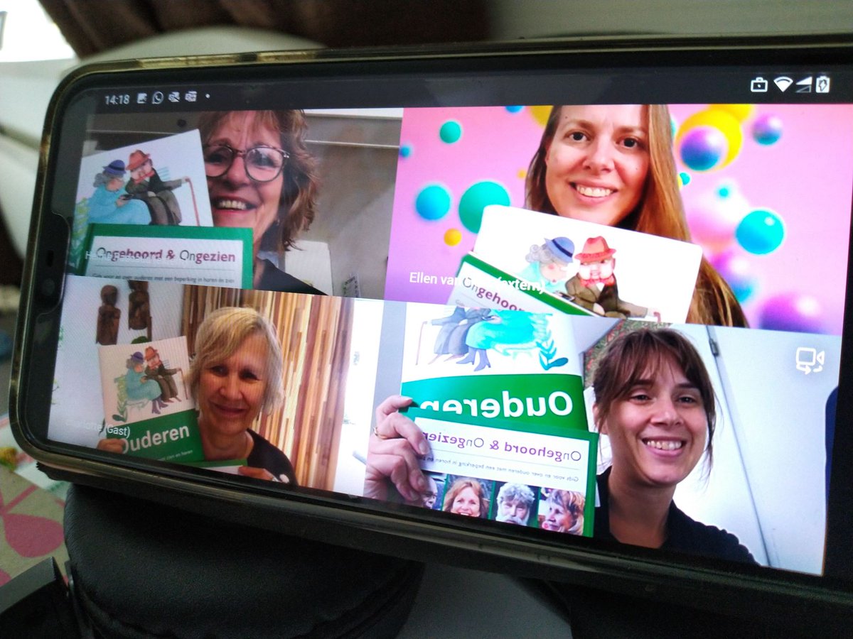 2 boekjes over wat het betekent om op latere leeftijd beperkingen te krijgen in zien en horen. Door corona een digitale lancering met Oogvereniging Oog en Oor. Bestel via bit.ly/35vfh3P  en bit.ly/3oiyDld Foto: beeldscherm mensen die het boek in ontvangst nemen.