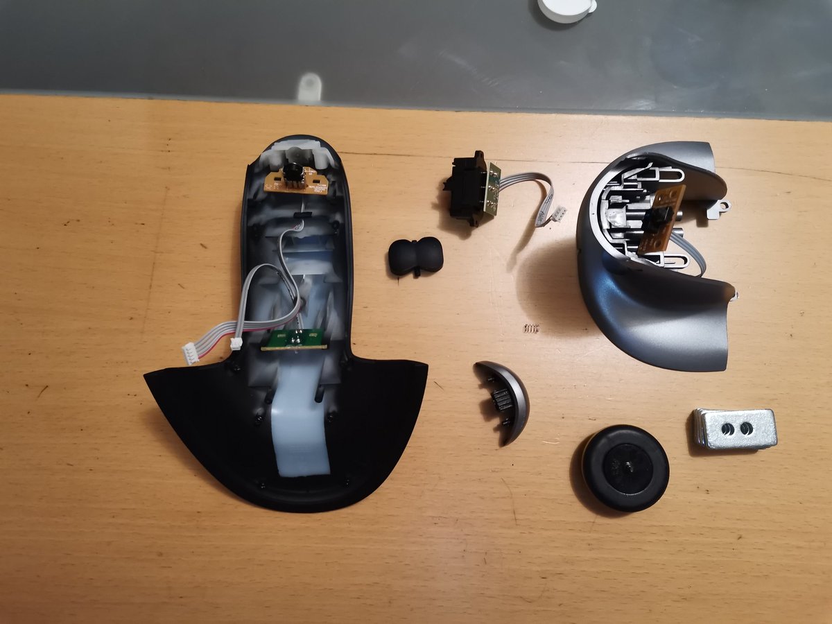 NewUpgradeTech1's tweet photo. Hoy tocaba reparar un 🐀 o un 🐧 ya no lo tengo claro 🤔. El caso es que ha resucitado. Espero que el dueño lo disfrute otra buena temporada 👌 #raton #mouse #hardware #Reparaciones #PosturitePenguin https://t.co/3RVjrO9dkg