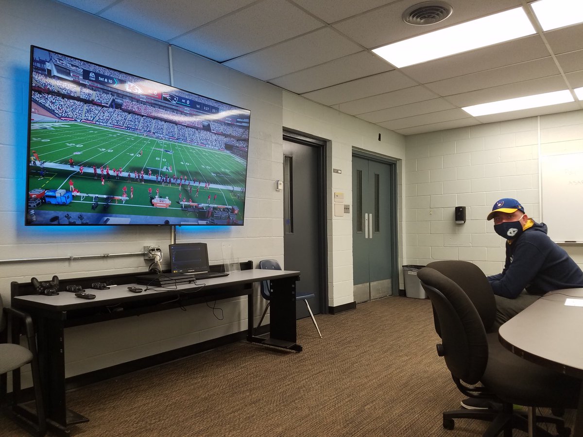 Derick of Iowa Central Madden gets the sweep over Northern Essex CC in <a href="/NJCAAe/">NJCAA Esports</a> league tonight!