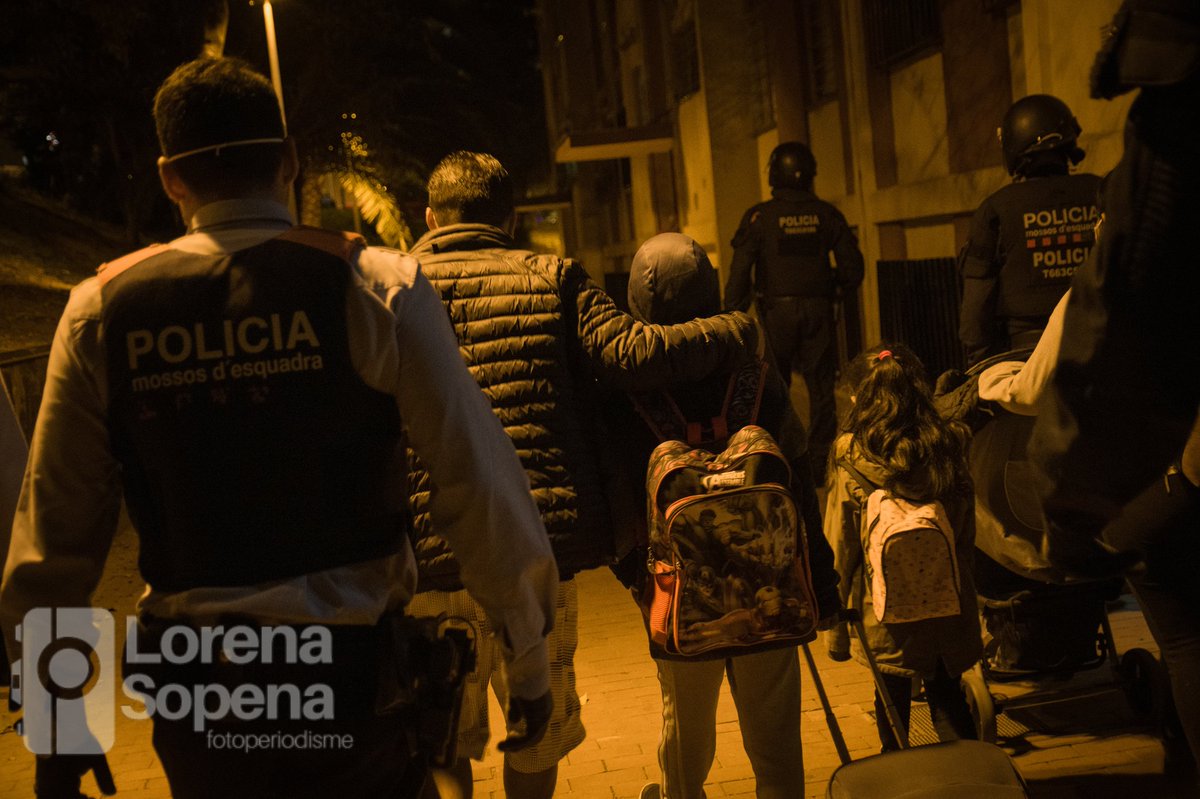 JaimePalomera's tweet photo. El desalojo ha tenido lugar en Ciutat Meridiana, barrio donde los contagios se han disparado. Entre los tres menores, un bebé lactante. Conseller @miquel_samper, ¿por que sigue enviando a los antidisturbios a vulnerar derechos humanos y a cargar contra quien trata de protegerlos? https://t.co/hM4WkkPcF0