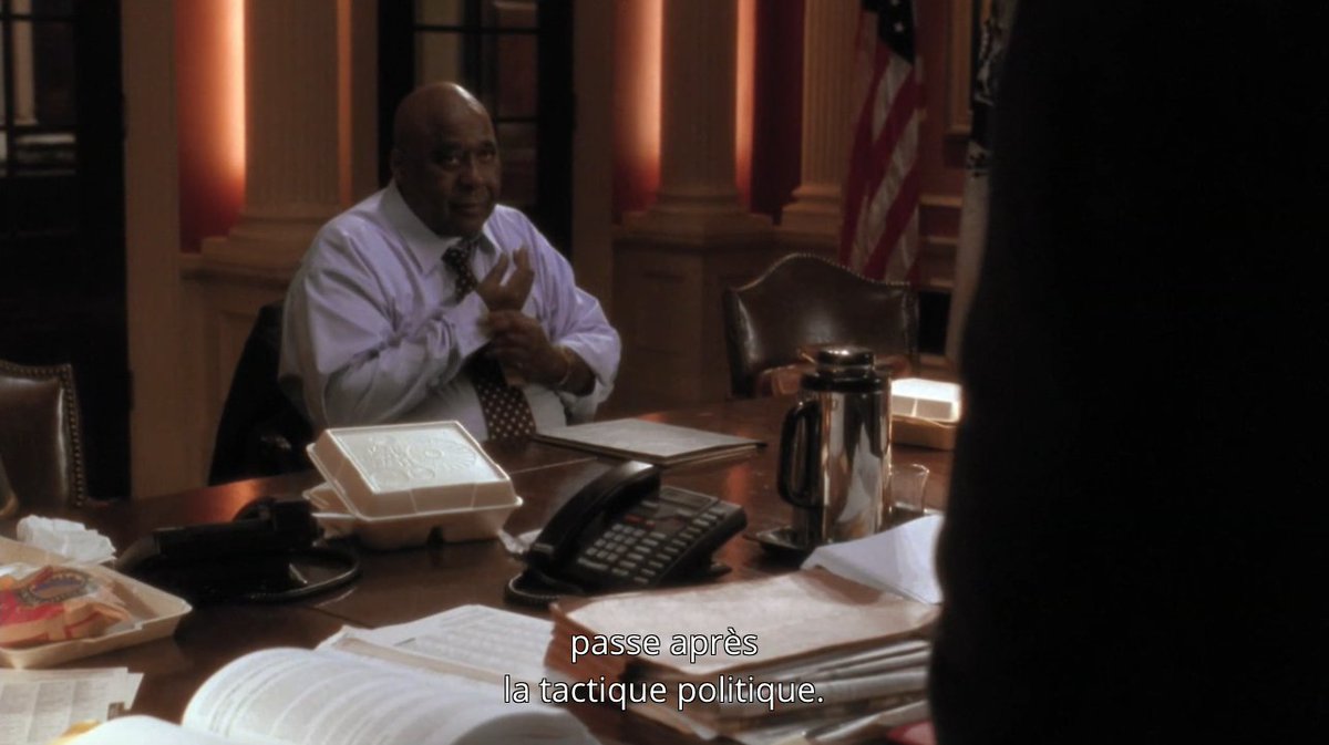 À travers la relation éphémère établie entre Toby et le veuf/suppléant d'une députée, censé voter contre une loi démocrate, qui se fait convaincre par celui qui est déjà un chef d'oeuvre de personnage, à la fois dur et d'une sensibilité désarmante.