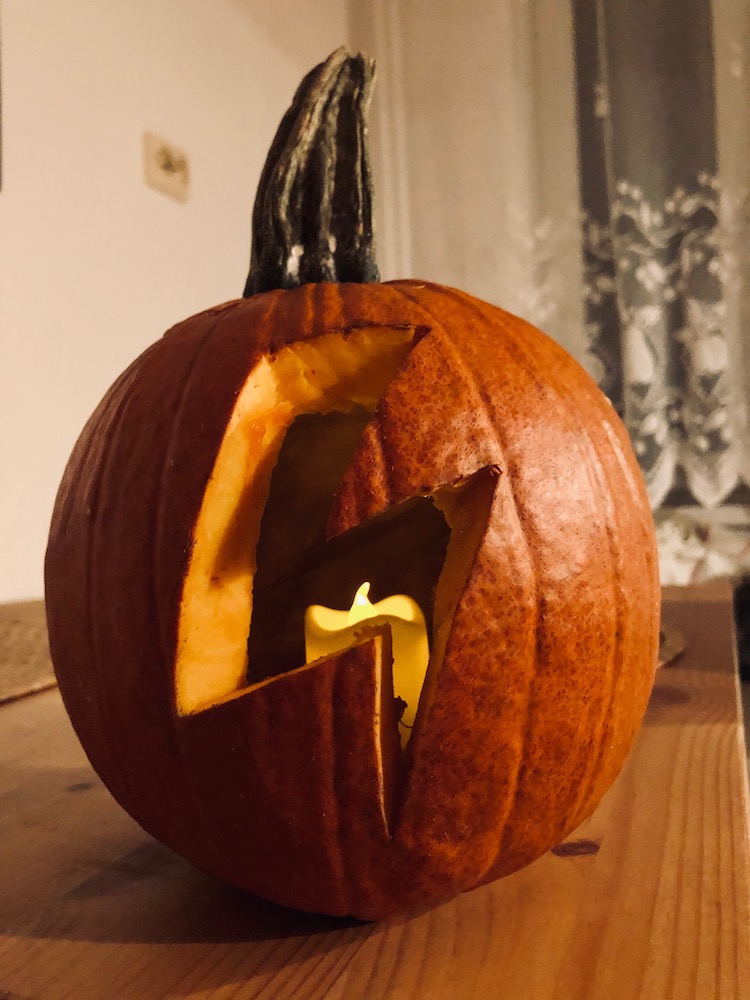 Moja tegoroczna dynia na Halloween: My Halloween pumpkin this year: #womenrights #humanrights #piekłokobiet #tojestwojna #wypierdalać #StrajkKobiet #blokada #brawo