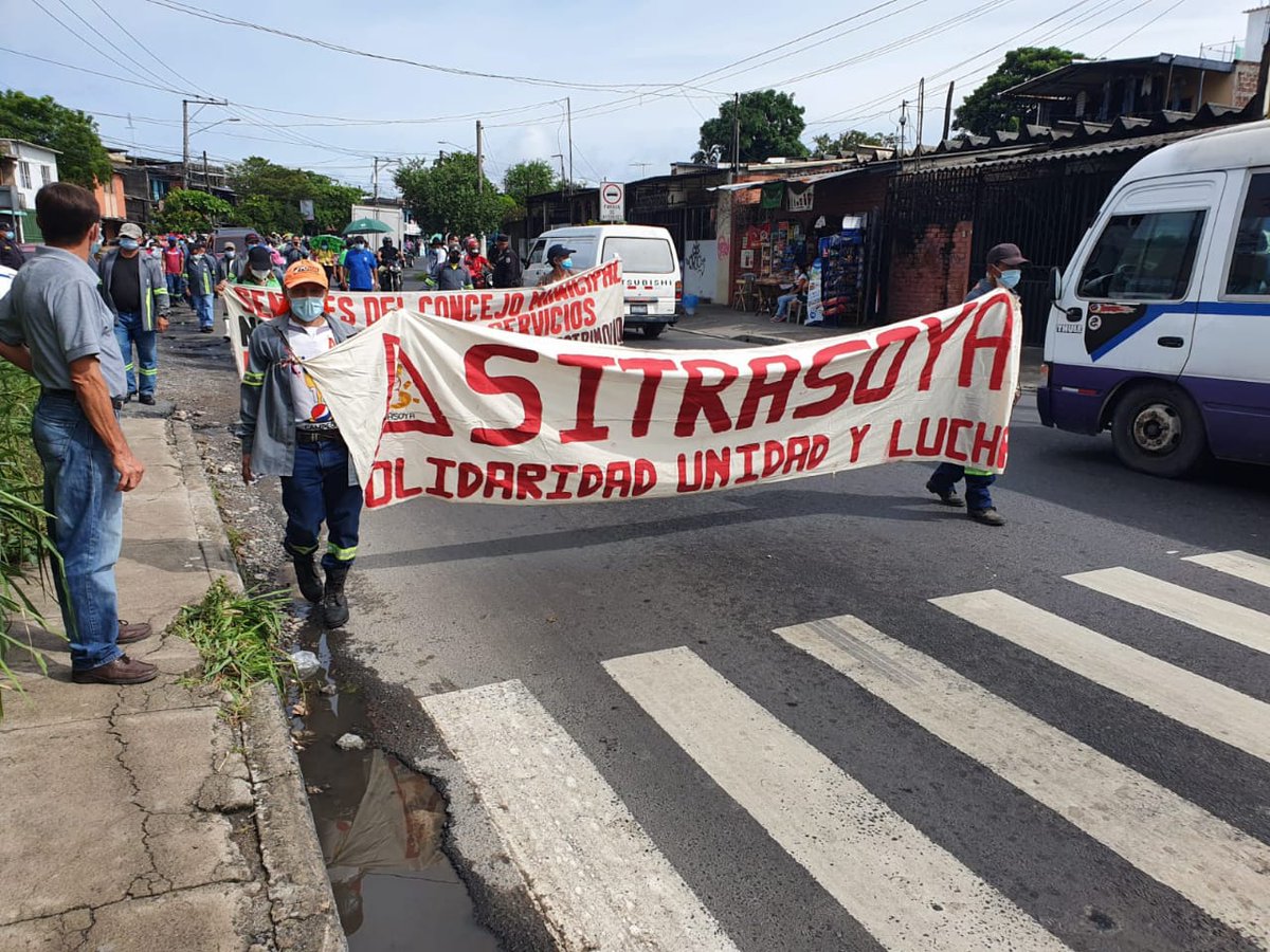 FussSv's tweet photo. Trabajadores Municipales de @SOYAPANGOalcald se manifiestan contra las acciones privatizadoras de los servicios de recolección de basura @FussSv @CIRACOFICIAL @sitrasoya1 @setramss @sitracedros @sitramsam @PDDHElSalvador @PGR_SV @OIT_AmerCentral #ElSalvador #soyapango https://t.co/auGiGy7At4