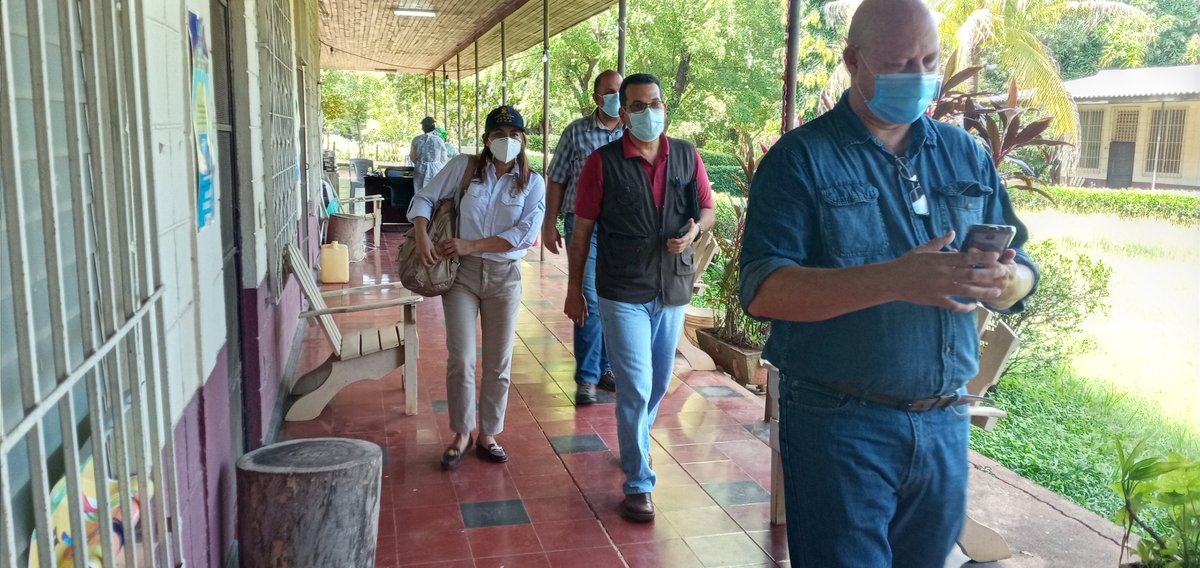 RSCholuteca1's tweet photo. #HondurasConHechos 
Recibimos la visita de la SCGG realizaron supervision del apoyo que se a recibido por parte del Gobierno Central y ver el avance que se logro en la lucha contra el COVID-19.
 #FuerzaHonduras
@saludhn @AlbaConsueloFl1 @JuanOrlandoH @jmpaguada https://t.co/weyMBGHgC6