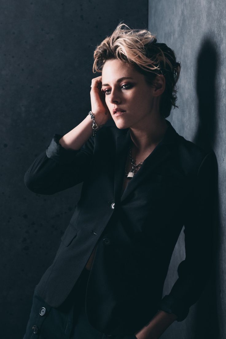 في هذه الحياة
نظن أن الوقت يمر هدراً بعيداً عن راحتنا وبذلك لم نعطي لأنفسنا والعالم من حولنا شيئاً يذكر
فلا ننسى أن نعطي لمن حولنا والمقربون منا الوقت والحب والاهتمام
وأن نسعى لإسعادهم بأبسط الأشياء
وأن لا نعتبر وجودهم في حياتنا مضمونا أو دائما
حتى لا نشعر بقيمتهم إلا بغيابهم