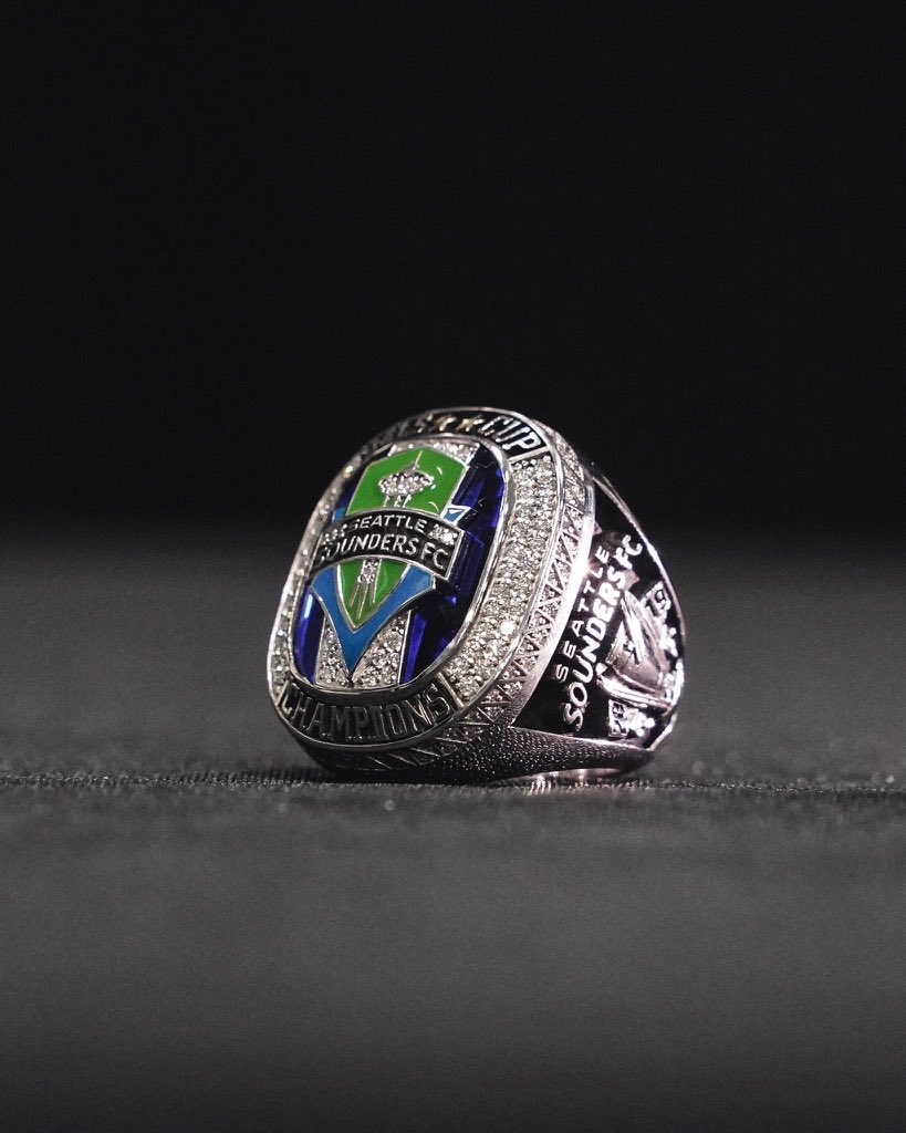 SomosSounders's tweet photo. Seattle #Sounders FC recibió el anillo de campeónes de la #MLS 2019! Que chulada!! 😍😍💍💚💙 https://t.co/7KguOqCk9m
#SomosSounders #SomosSoundersFC @futbolnw @zupermarior @ctapia2908 @MarloVilela @ElRey1360 @LaAficionNW #MLSCup2019 #MLSCup #ChampionshipRing
📷: @SoundersFC https://t.co/nmjngWLyLh