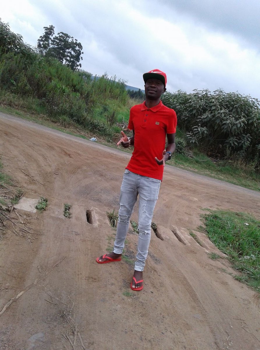 Latestdj2's tweet image. Can you please retweet’s this and tag @HavaianasSA to give me a sponsanyana, av been wearing their brand since 2010 #FeesMustFall