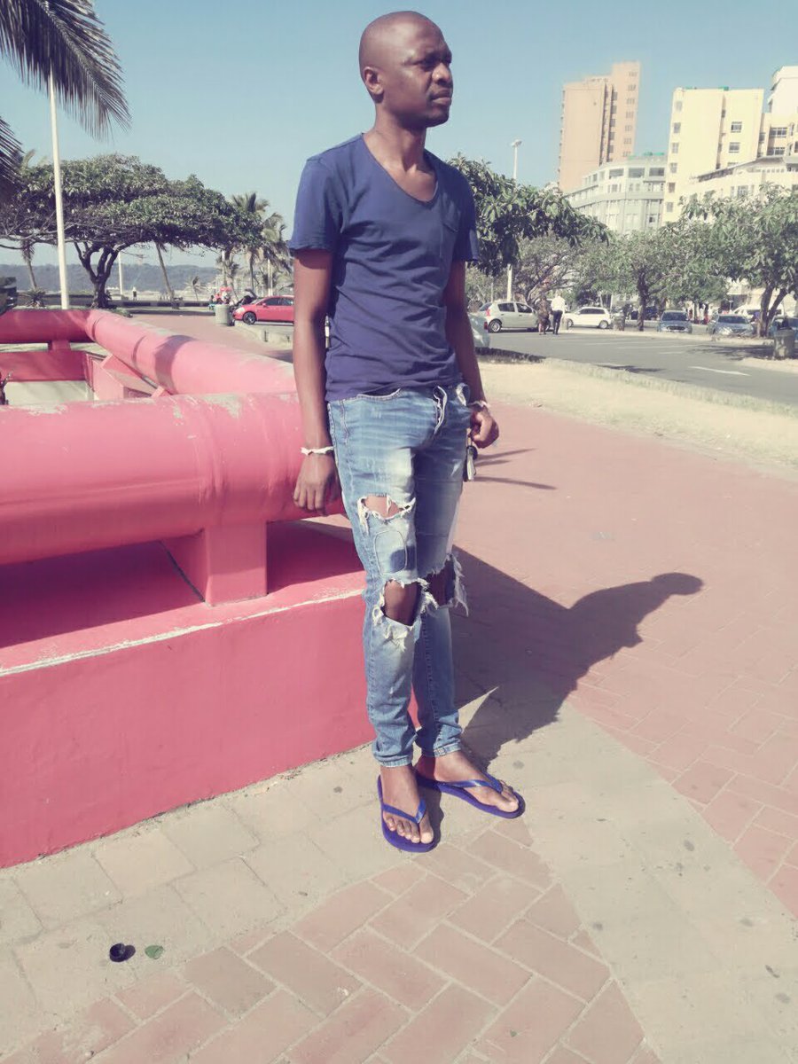 Latestdj2's tweet image. Can you please retweet’s this and tag @HavaianasSA to give me a sponsanyana, av been wearing their brand since 2010 #FeesMustFall