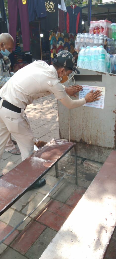 DMCentralDelhi's tweet photo. #covid_19_awareness and #munadi_session by team #DDMA_Central_District at #new_delhi_railway_station, #6_tooti_chowk and surrounding areas.
#StaySafeStayHome
@brgausingha @HarishM07710561 @SarhanAhmed15 @DCPCentralDelhi @msisodia @MoHFW_INDIA @MIB_India @TOIIndiaNews @htTweets https://t.co/sgZ4wBERsL