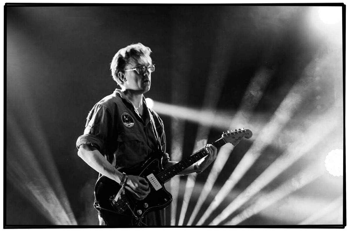 hellocosmos_'s tweet photo. Keep your eyes wide and your ears tuned… Our debut album ‘Dream Harder’ is on route! Hello world, Hello Cosmos. 🌎 🔭 🚀 

📸 - @Sal_GigJunkie https://t.co/iqEtZJIjYU