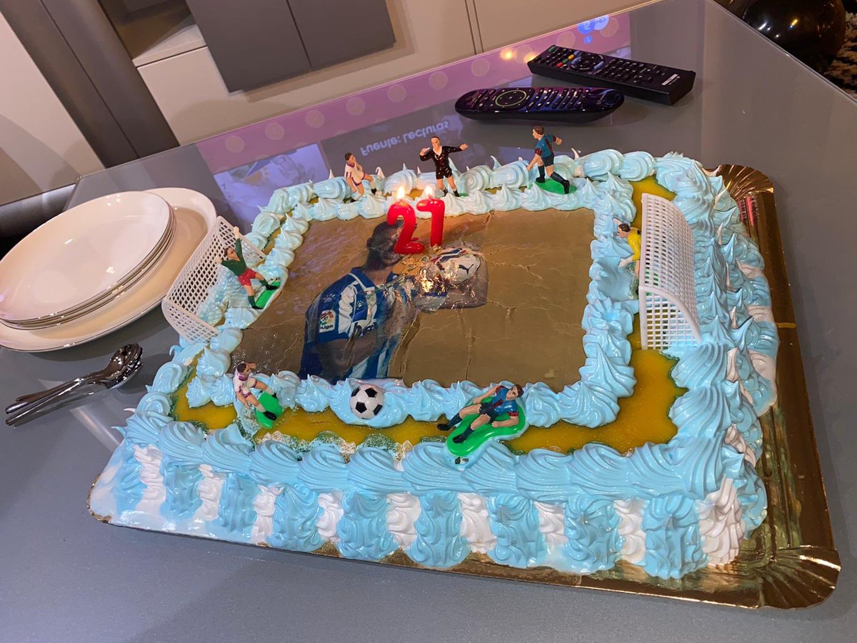 burgui's tweet photo. Muchísimas gracias a tod@s de corazón por las muestras de cariño en el día de hoy, qué feliz y afortunado me siento. 27🎂 https://t.co/jTPkbxE5b7