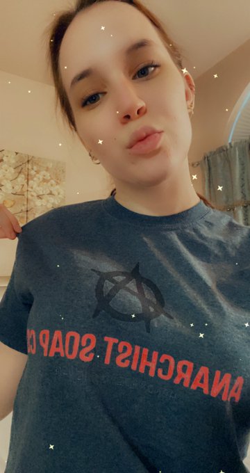 Traveling today!! Decided to be a walking ad for @Karma_Rx soaps 🖤😘🎃🎃💀 https://t.co/1KPnUDbngG<a href="/tag/bussitchallenge"class="tags"><span>#bussitchallenge</span></a>