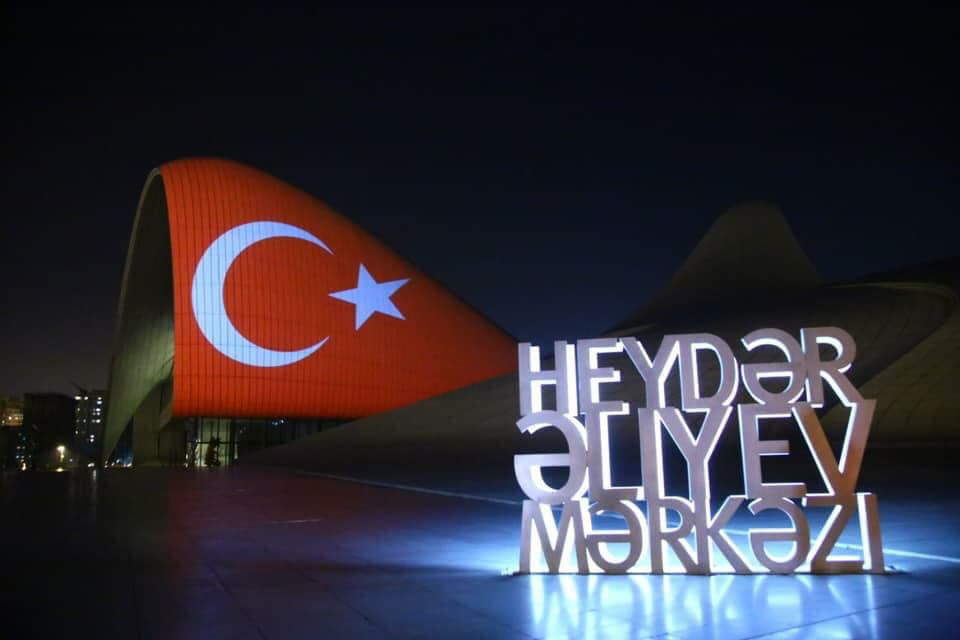 xeberbgt's tweet photo. 29 Oktyabr – Respublika Günü münasibətilə Heydər Əliyev Mərkəzinin və Bakı Olimpiya Stadionunun  binası üzərinə #Türkiyə bayrağı proyeksiya olunub 🇦🇿🇹🇷

#azərbaycan #türkiyə #birmillətikidövlət https://t.co/ocEiyeubwN