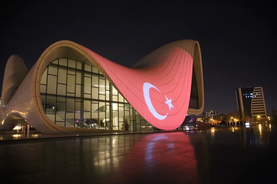 xeberbgt's tweet photo. 29 Oktyabr – Respublika Günü münasibətilə Heydər Əliyev Mərkəzinin və Bakı Olimpiya Stadionunun  binası üzərinə #Türkiyə bayrağı proyeksiya olunub 🇦🇿🇹🇷

#azərbaycan #türkiyə #birmillətikidövlət https://t.co/ocEiyeubwN