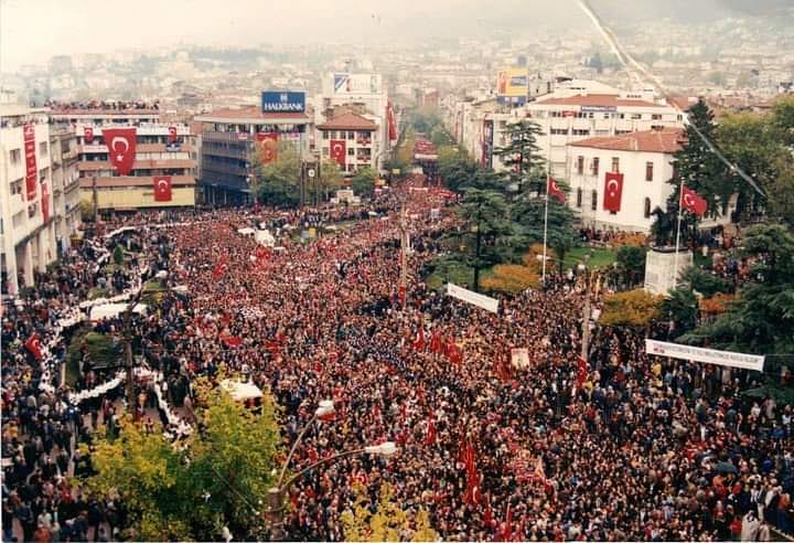 1998 yılı cumhuriyet bayramı kutlamalarındaki kalabalığı hangimiz unutabilirizki?

⏳ 29Ekim 1998
Cumhuriyetin 75. yılı kutlamaları
