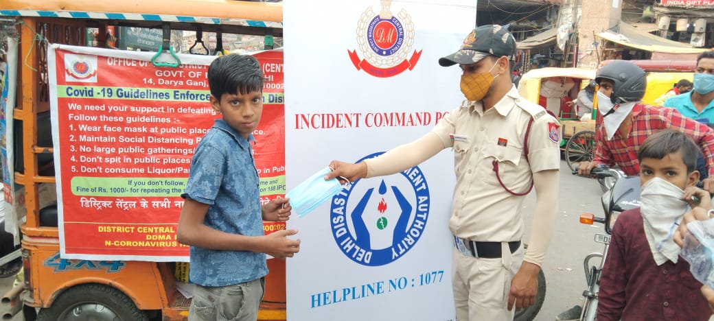 DMCentralDelhi's tweet photo. #Mask_Agrah and #Hand_Sanitizer_Distribution by team #DDMA at #new_delhi_railway_station, #sadar_bazar & #6_tooti_chowk in #Central_District
#COVID19 #WearMasks
@brgausingha @HarishM07710561 @SarhanAhmed15 @msisodia @MoHFW_INDIA @MIB_India @TOIIndiaNews @htTweets https://t.co/uTcHcC4B6m