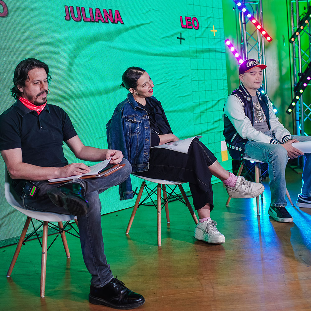 FlowMusic's tweet photo. 📸 📸 ¡ Te mostramos un primer adelanto del back de #MusicaConFlow! Junto al gran conductor @EddieFitte y tremendo jurado: @leogarciapop , @santitorres y @julianagattas ! 📸 📸 Cada vez falta menos ⏱️ para el ESTRENO, así que estate atento 👀 a nuestras redes 📲. https://t.co/vwQcNch63I