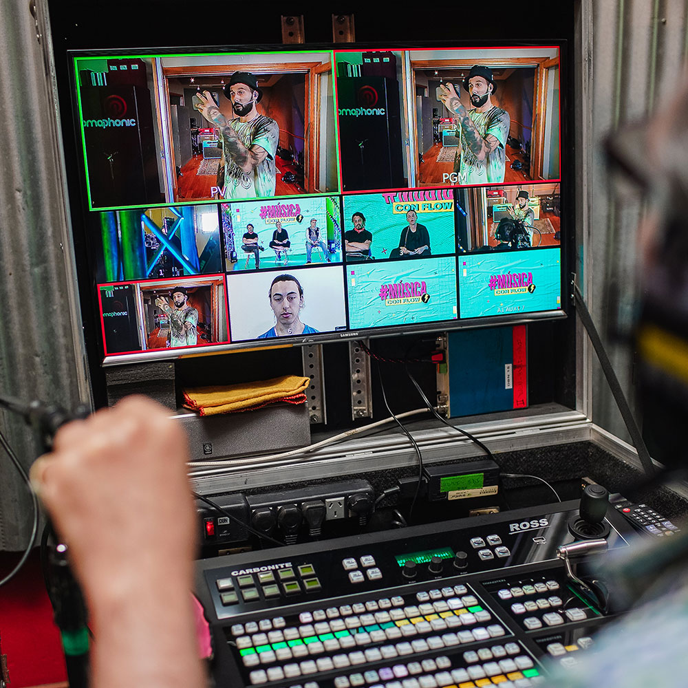 FlowMusic's tweet photo. 📸 📸 ¡ Te mostramos un primer adelanto del back de #MusicaConFlow! Junto al gran conductor @EddieFitte y tremendo jurado: @leogarciapop , @santitorres y @julianagattas ! 📸 📸 Cada vez falta menos ⏱️ para el ESTRENO, así que estate atento 👀 a nuestras redes 📲. https://t.co/vwQcNch63I