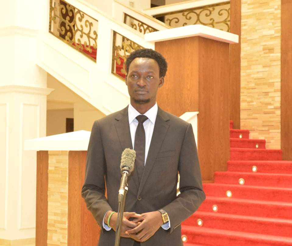 StateHouse_J1's tweet photo. The Governor of Jonglei State Hon. Denay Jock Chagor briefed H.E, President Salva Kiir Mayardit in his office on Thursday, in regards to the general situation of Jonglei State, including the floods, and the state of emergency that was declared in August 2020. https://t.co/cNZ7iBb5lm