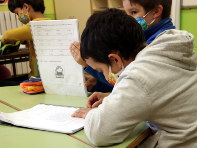 🎒 La presencialitat de l'alumnat es manté a infantil, primària i secundària

🏫 A partir de dilluns, els centres treballaran per reduir la presencialitat a batxillerat, Formació Professional i règim especial 

🔗 [Comunicat] govern.cat/salapremsa/not…