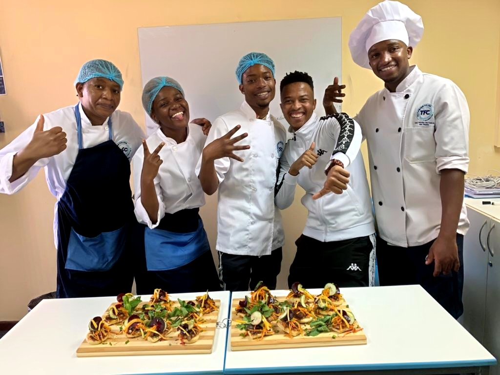 TheFinishingCo2's tweet photo. The Finishing College culinary team having a snack with Oros Mampofu๐จโ๐ณ๐ฉโ๐ณ
#thefinishingcollege #college #highschool #students #highereducation #highschool #students #culinaryschool #BeTheLight #chefs #matric #thinkemployment https://t.co/z6buGwS13Y