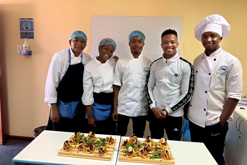 TheFinishingCo2's tweet photo. The Finishing College culinary team having a snack with Oros Mampofu๐จโ๐ณ๐ฉโ๐ณ
#thefinishingcollege #college #highschool #students #highereducation #highschool #students #culinaryschool #BeTheLight #chefs #matric #thinkemployment https://t.co/z6buGwS13Y