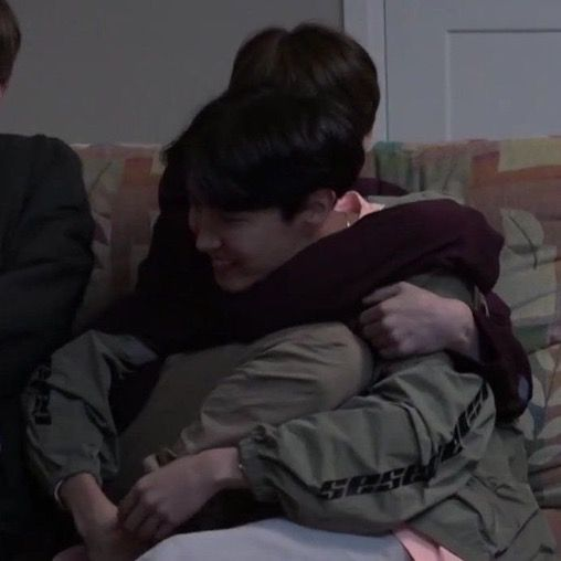 spidergukie's tweet photo. tópico sensível: hopekook se abraçando https://t.co/lSjjxBMdaC