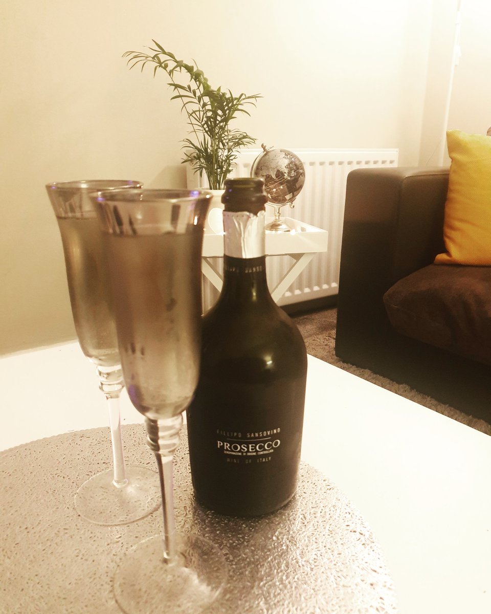 gillcweb's tweet photo. Cheers to holidays 🥂 #11daysoff #holsstartsnow #offwork #freeasabird #kinda #prosecco #tunes #bowielivesessions https://t.co/tAyigkzYiF